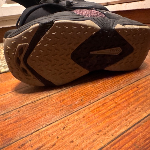 The Burton Sapphite snowboard size 6 boots. Black with purple accents. Durable - Picture 2 of 12